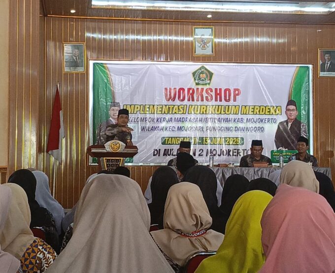 Guru MI Bahrul Ulum Manduro Ikuti Workshop Implementasi Kurikulum Merdeka di MIN 2 Mojokerto